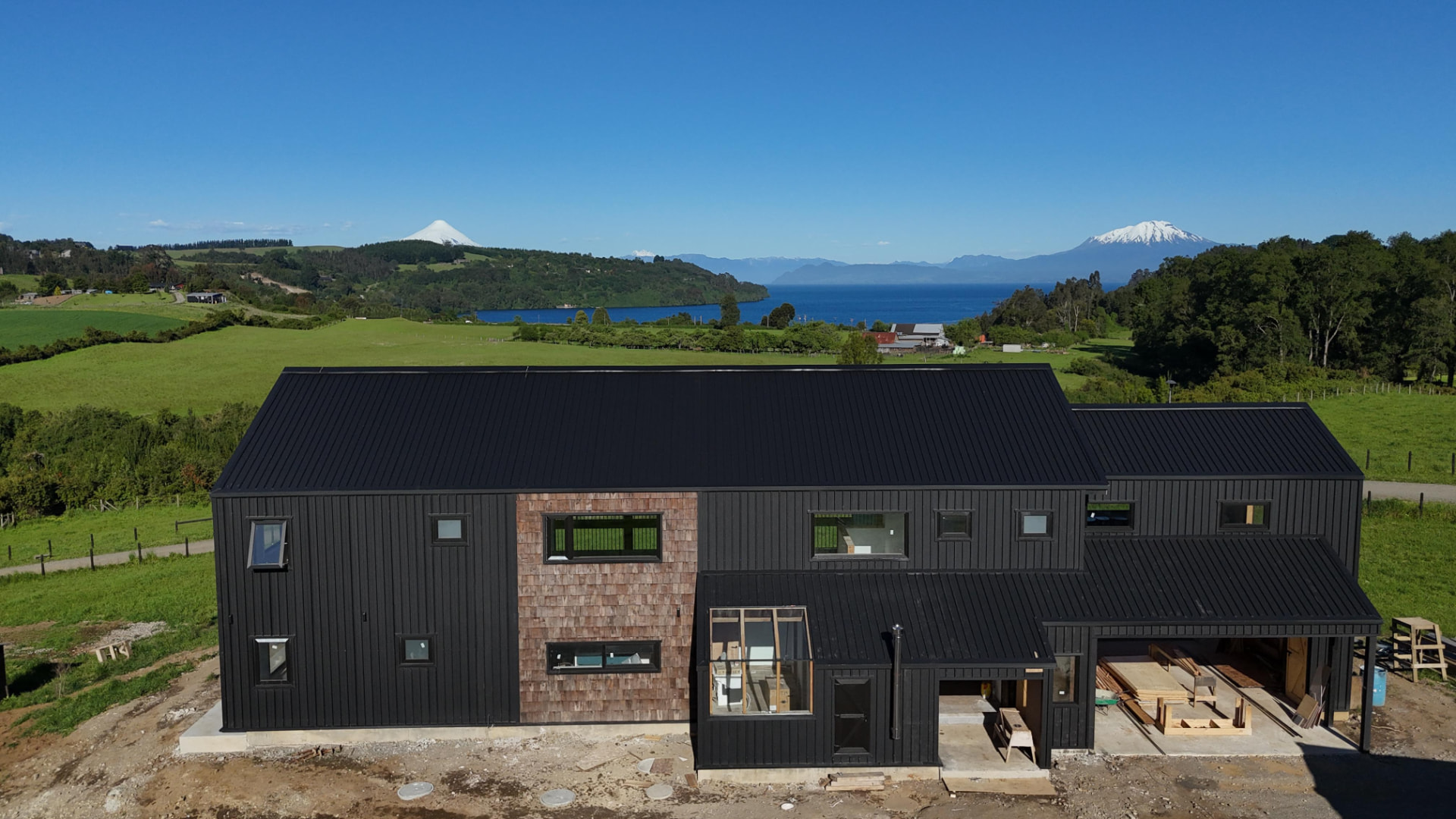 Casa contemporánea con vista al lago y volcanes